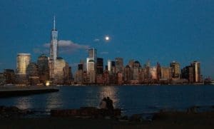 140316-nyc-skyline-couple-930a_82611f22620379e8fc1731fb91be028d